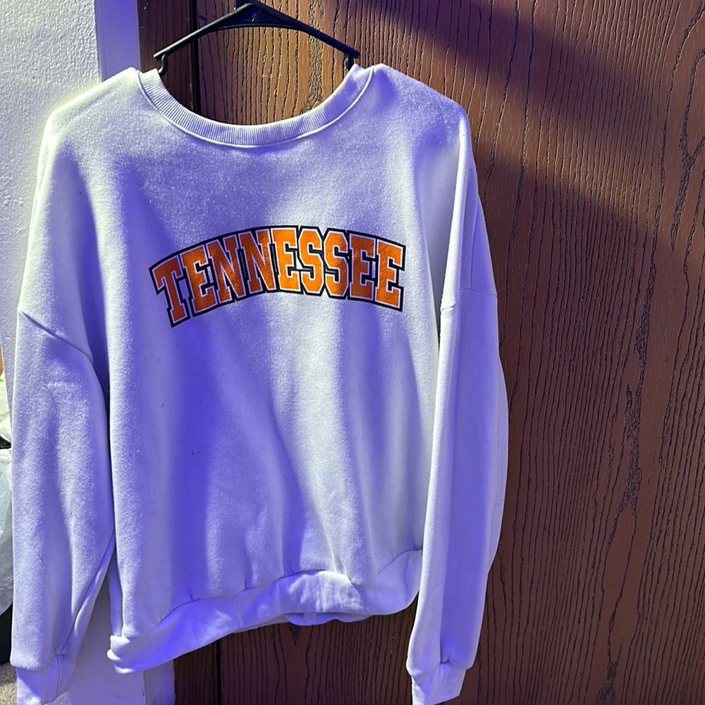 It’s a Tennessee sweatshirt white and a small